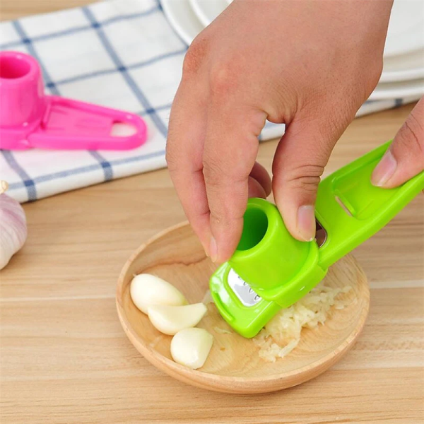 Garlic Press Grater Slicer Plastic Grinding Tool Kitchen Accessories(random color )